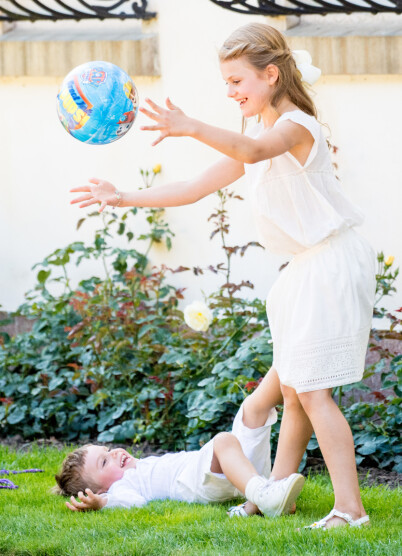 SPRELL: Prinsesse Estelle og lillebroren, prins Oscar, stjal definitivt showet under mamma kronprinsesse Victorias 42-årsdag i juli. Foto: NTB Scanpix SPRELL: Prinsesse Estelle og lillebroren, prins Oscar, stjal definitivt showet under mamma kronprinsesse Victorias 42-årsdag i juli. Foto: NTB Scanpix